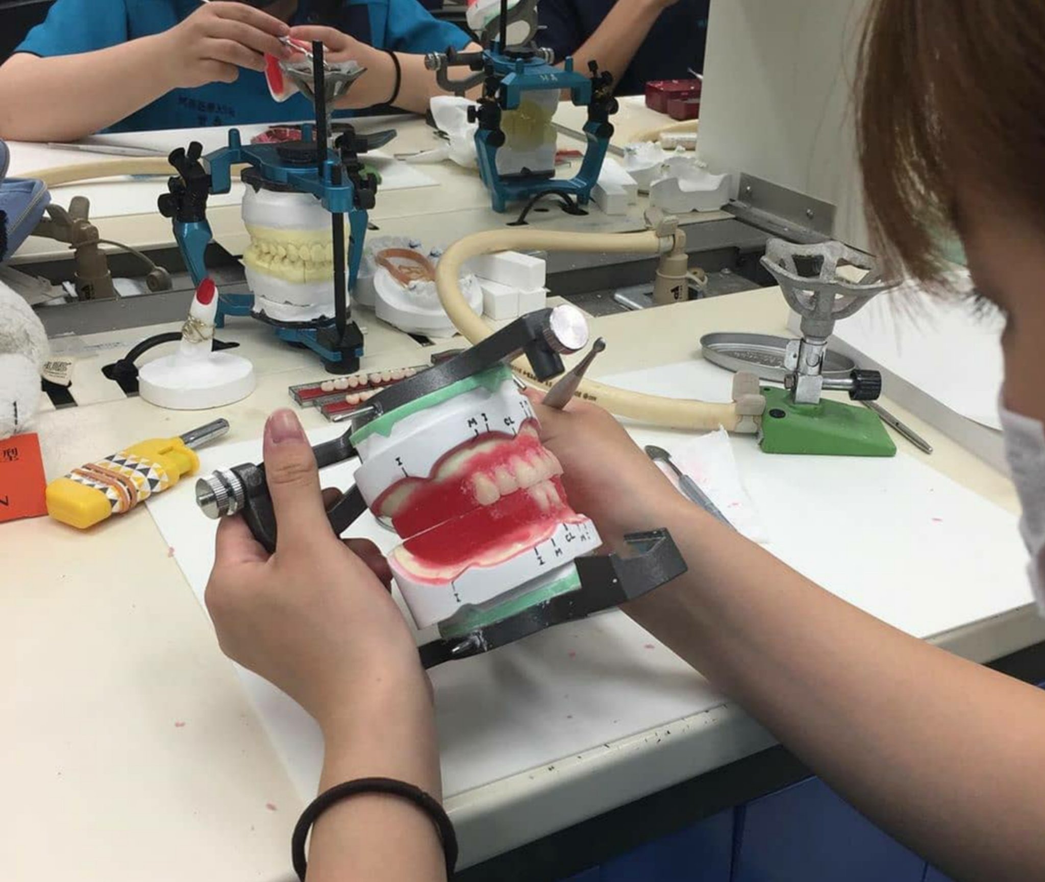 【歯科技工学科】1年生の実習も本格的に 河原医療大学校